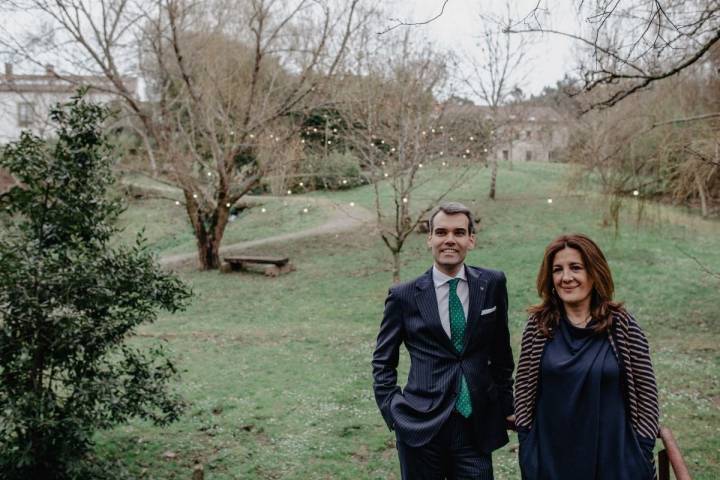 Daniele y Luisa, en el exterior de 'A Quinta', donde se celebran ceremonias y otros saraos.