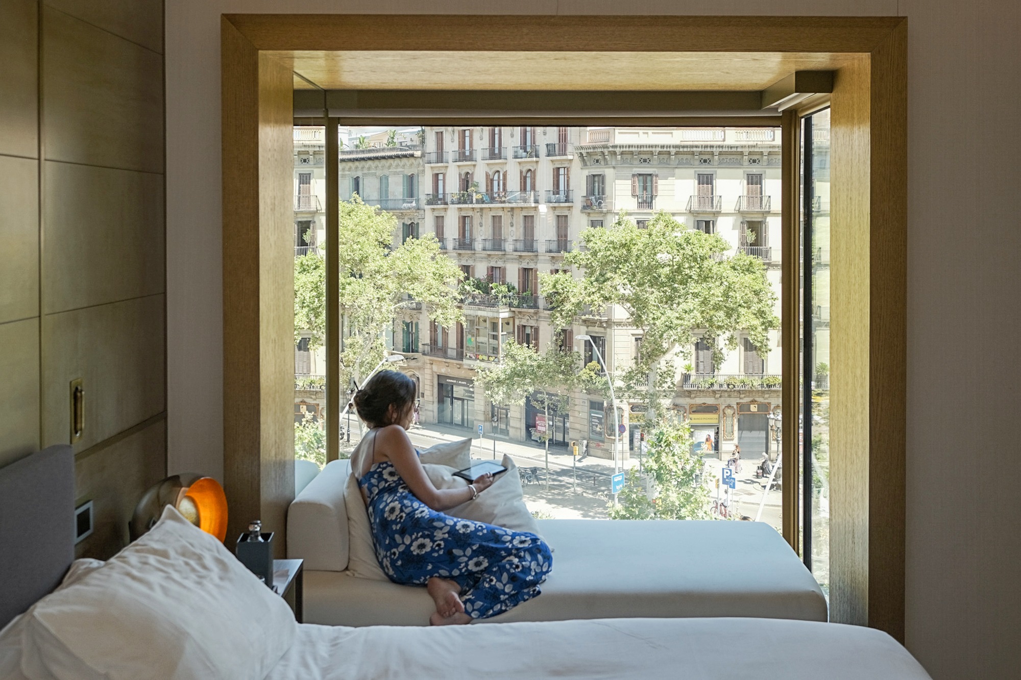 Mujer en el mirador flotante de una suite.