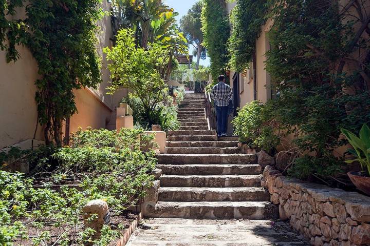 La piedra, los aromas a romero y tomillo y las buganvillas en primavera, protagonistas de los exteriores.