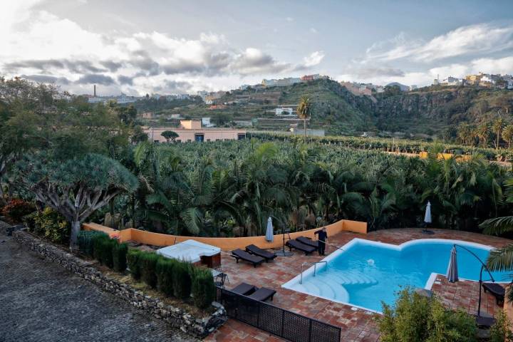 La piscina es de agua climatizada y cuenta con zona de baño turco.