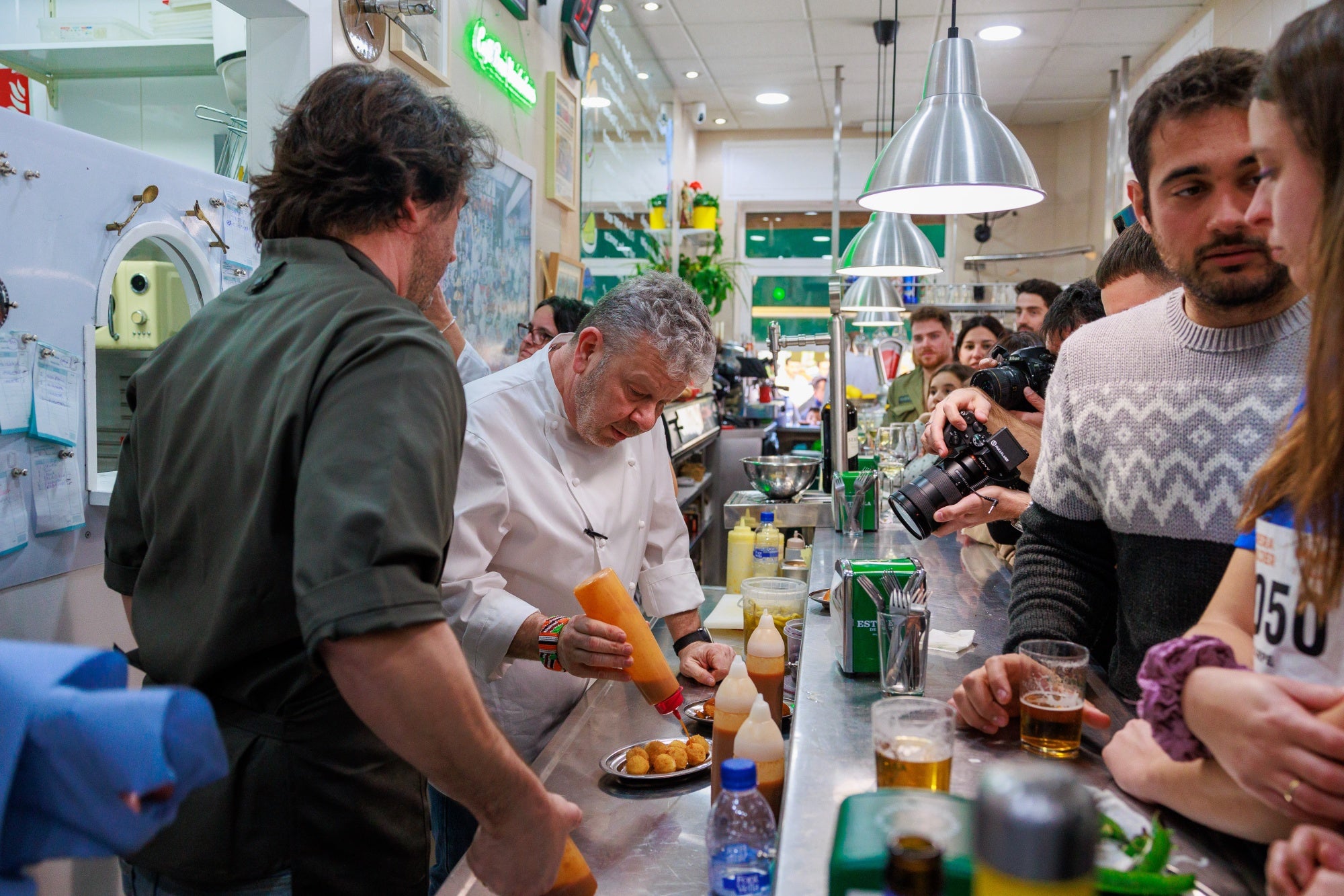 Alberto Chicote montando una de sus tapas en el Bar Verónicas