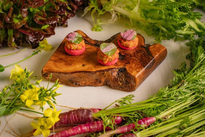 Tartar de tomate raf a modo de steak sobre merengue de aquafaba-remolacha con hoja de queso.