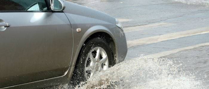 Unos buenos neumáticos aseguran mayor estabilidad ante el aquaplaning.