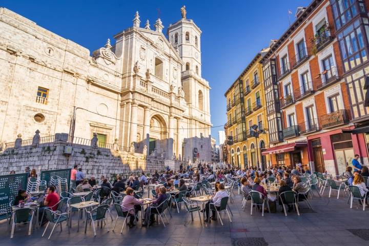 El entorno de la catedral suele estar muy animado. Foto: Shutterstock.