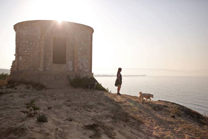 El sol tras el molino, a cuyos pies se puede hacer un pequeño descanso.