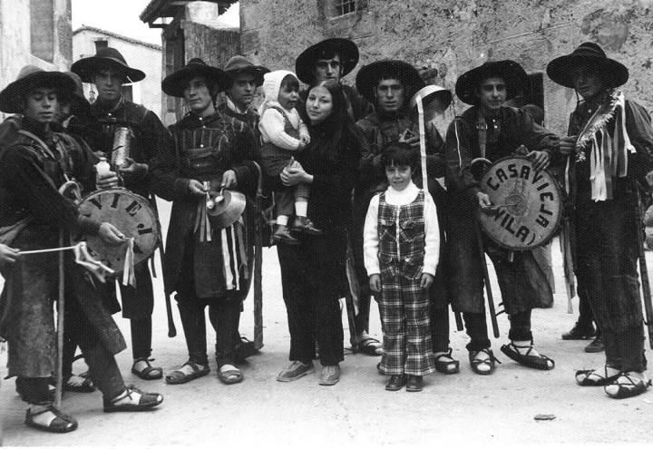 ¿Años 60? El blanco y negro y los trajes de los zambomberos definen toda una época. Foto: 'Pastores de Casavieja'.