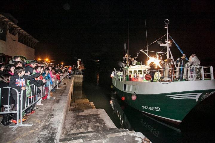 Melchor, Gaspar y Baltasar llegan al muelle de San Vicente de la Barquera desde los mares lejanos. Foto: José García Pérez.