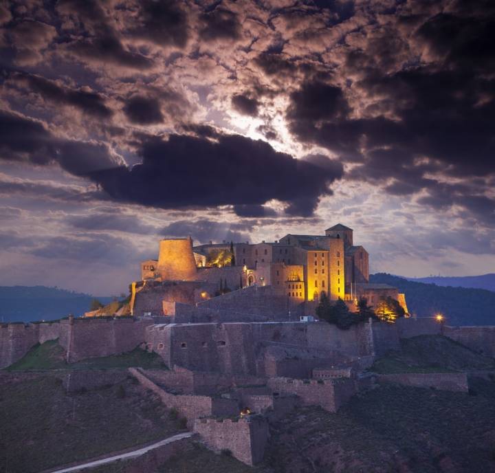 Vista de noche del Parador de Cardona. Foto: parador.es.