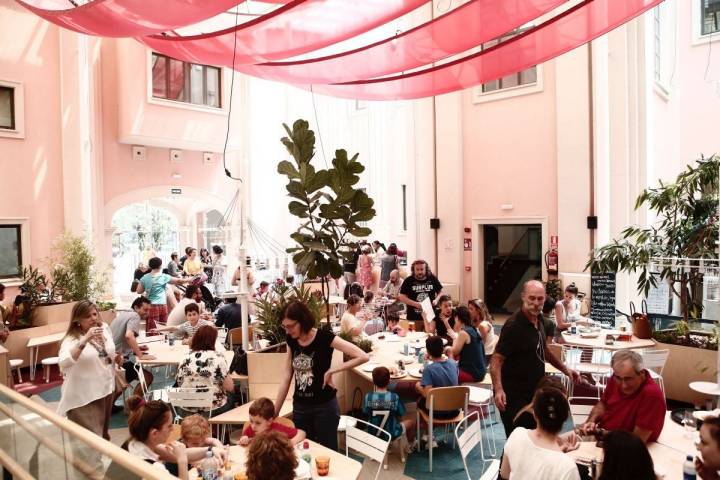 La cafetería conforma el núcleo central desde la que se accede a las diferentes salas. Foto: Espacio Abierto.