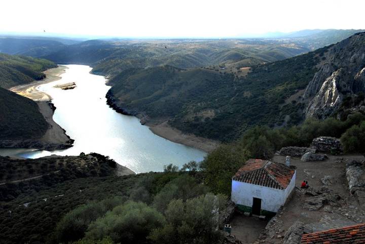 Vista del Tajo desde el castillo árabe en el parque. Foto: Alfredo Merino.