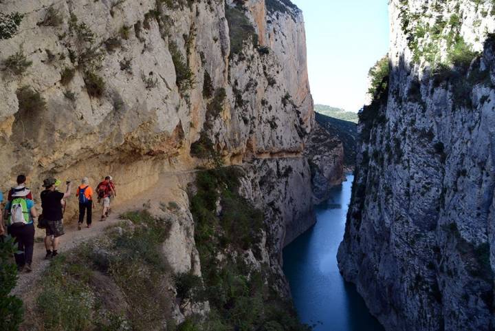 Vista del congosto con el camino labrado en la roca. Foto: Marga Estebaranz.