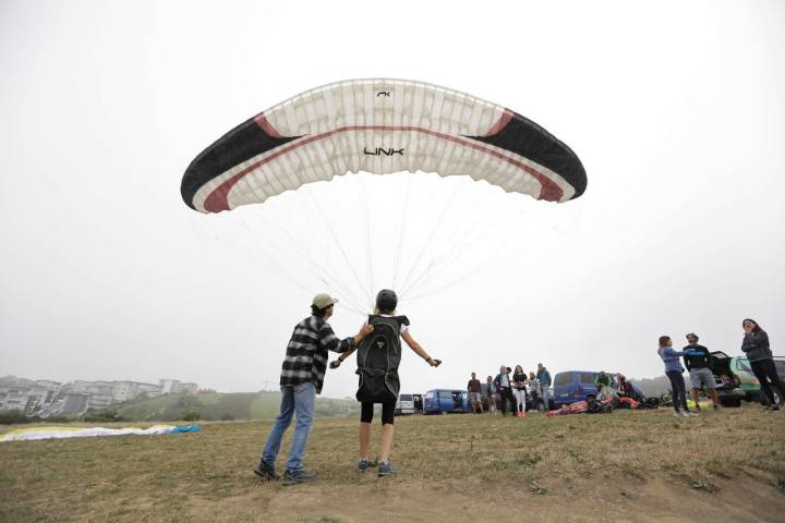 Controlar el parapente estando en tierra es uno de los pasos más importantes.