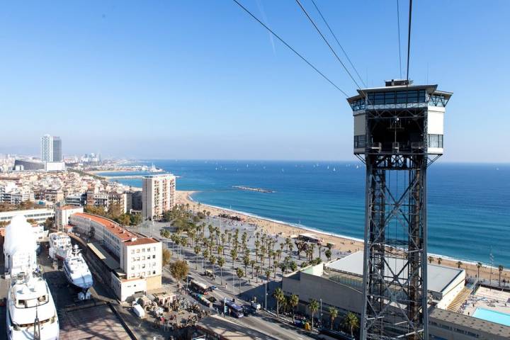 La Torre de San Sebastián en la Barceloneta.