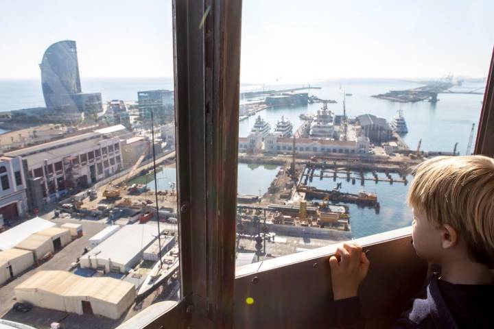 Supervisando los trabajos del puerto desde las alturas.