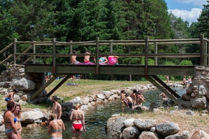 Bajo el Chorro de Navafría hay una pequeña poza donde descansan las aguas del arroyo. Foto: Jesús Pérez Pachecho / Flickr.