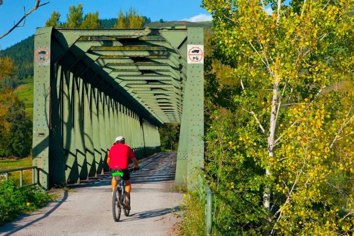 Atravesar el puente de San Martín de Toranzo, otra aventura en el camino.