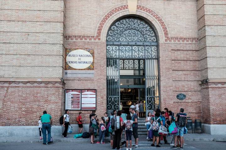 En la puerta del museo, todos listos para entrar con sacos de dormir y esterillas incluidos.