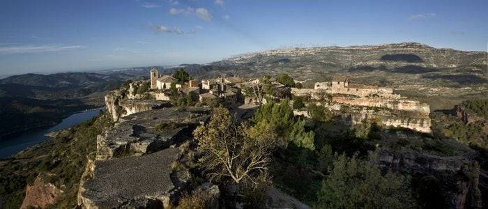 Siurana está construida sobre una de las mejores paredes para escalar del mundo. Foto: Joan Capdevila, Oficina de Turisme de Cornudella de Montsant.