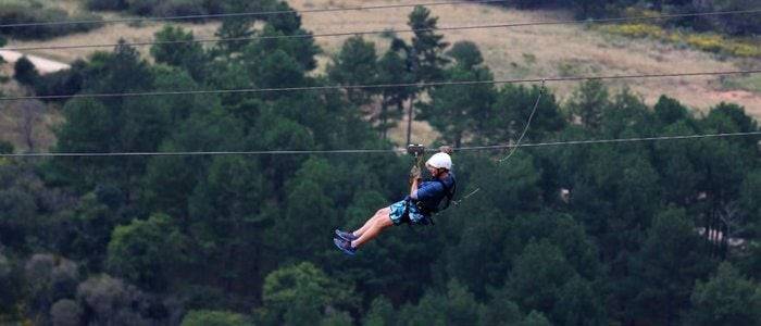 Deslizarse a 130 kilómetros hora hará que hasta los más valientes descarguen adrenalina.