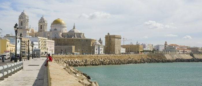 Aunque parezca La Habana, es el paseo marítimo de Cádiz.