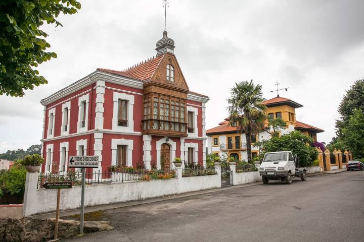 En primer plano, Villa Conchi, un modelo de casa de indianos. Foto: José García.