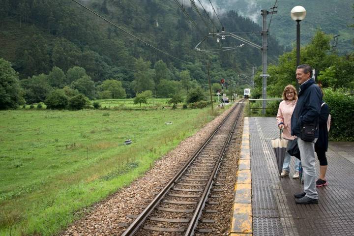 Estación de Cueves, durante decenas de años la comunicación de Cueves con el mundo y que aún funciona.