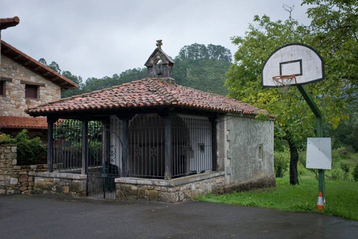 Ermita en el centro de Cueves.