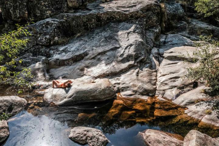 Mujer toma el sol en un charco de la garganta Vadillo en el Losar de la Vera