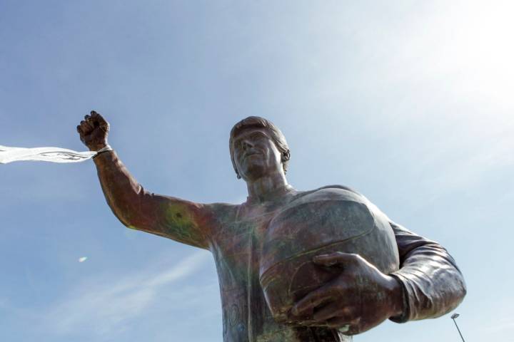 Escultura de Marta Solsona a nuestro bicampeón mundial: Àlex Crivillé, en la entrada del pueblo de Seva.