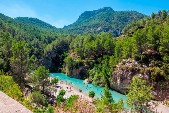 Imagen de las aguas termales de Montanejo, en verano