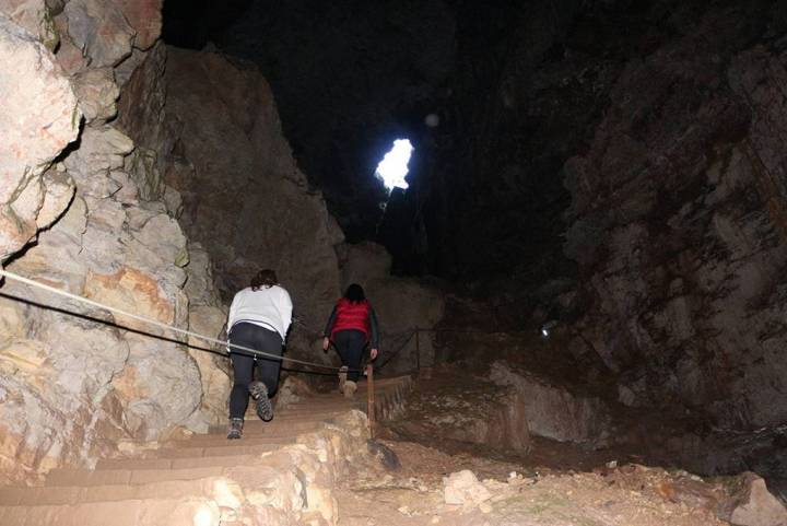 En el interior de la Sima de Alcorón.