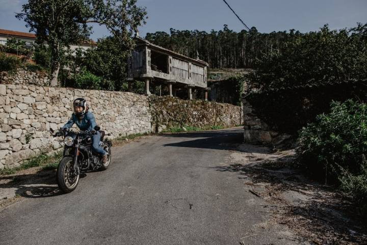 Junto a un hórreo, símbolo del mundo rural.