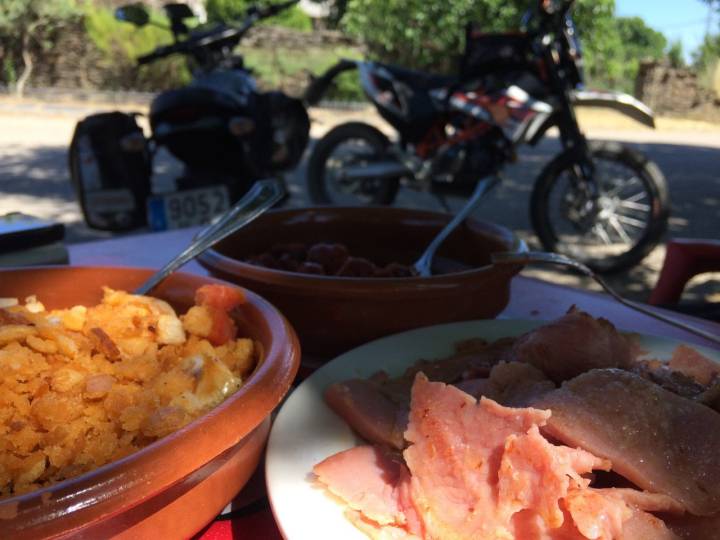 Migas, chorizo y lacón en Majaelrayo. Foto: Alicia Sornosa.