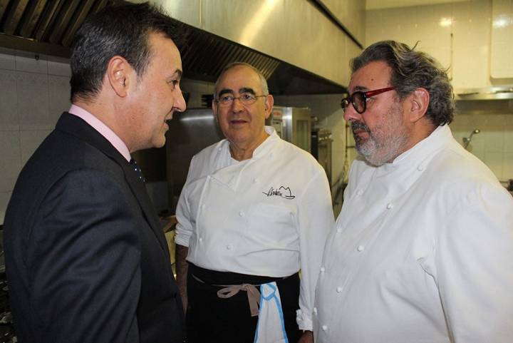 Abraham García (‘Viridiana’) y Juanjo López (‘La Tasquería de Enfrente’), junto al presentador. Foto: delascosasdelcomer.com.