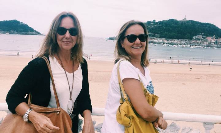 María Dueñas con una amiga en la playa de la Concha de Donosti.