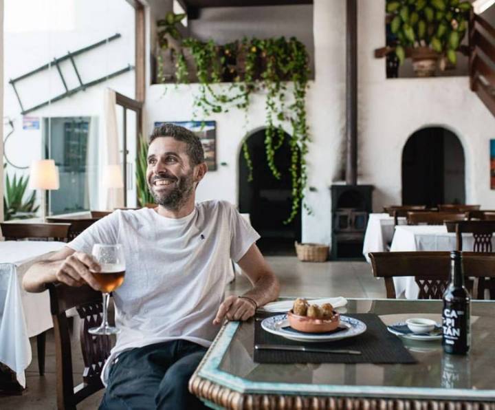 Además del vino, a Alejandro le gusta la cerveza artesana (y si es con papas arrugás, mejor). Foto: Rubén Acosta.