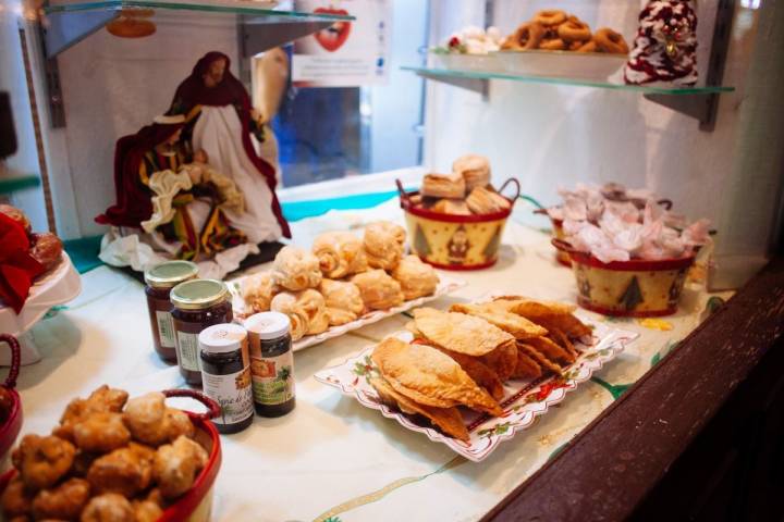 El Nacimiento y las truchas de batata en las pastelerías. Aquí también son fiestas.