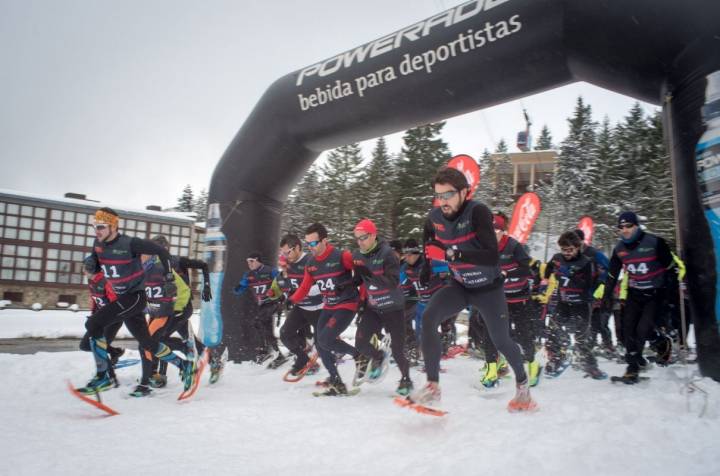 El momento de la salida de los corredores en el IV Campeonato de España de Raquetas. Foto: Fito Rumoroso / PicosXtreme.