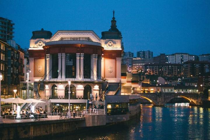 El Mercado de La Ribera, también obra de Ispizua, al anochecer. Foto: LaRiberaBilbao.com.