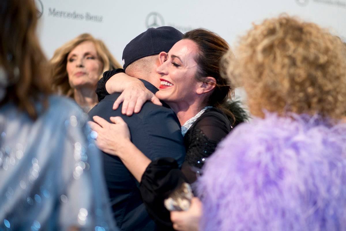 La cocinera Begoña Rodrigo (La Salita) y el diseñador Juan Duyos se abrazan al acabar el desfile.