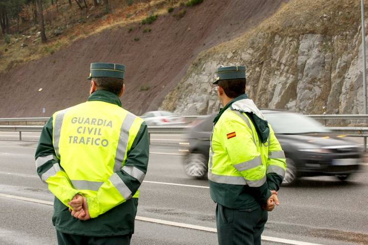 Respeta las normas de circulación y recuerda que hay controles por tu seguridad. Foto: Shutterstock.