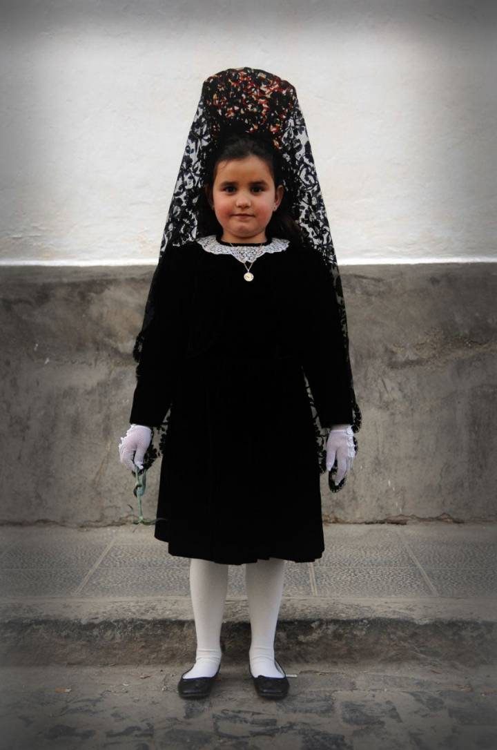 La mantilla y los guantes de blonda, puramente españolas.