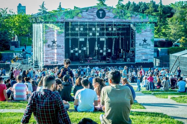 Este festival es una rareza: los grupos tocan en un parque en el centro de Madrid, en lugar de en un secarral. Foto: Javier Rosa.