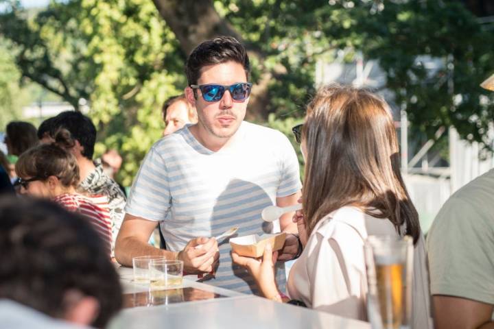 Una pareja degusta una de las tapas de autor de la edición de 2017 del festival PortAmérica, en Caldas de Reis, Pontevedra. Foto: PortAmérica.