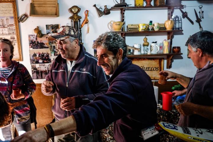 Algunos vecinos abren las puertas de su casa para compartir vino, matanza o migas extremeñas