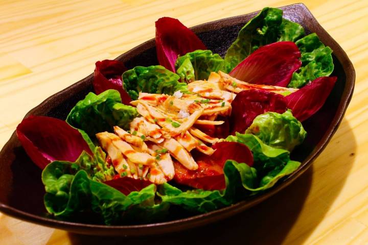 Ensalada con cogollos de lechuga, endivia morada, ventresca de bonito y pimientos asados al sarmiento y la encina. Foto: El Sacacorchos.