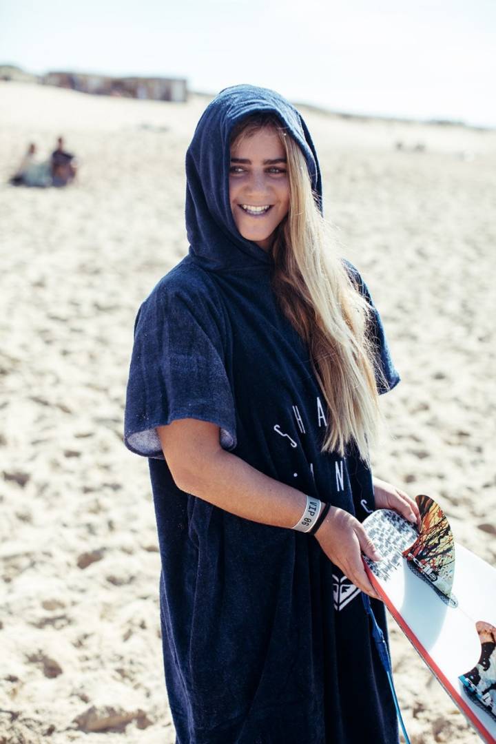 El poncho surfero, todo un imprescindible. Foto: Roxy.