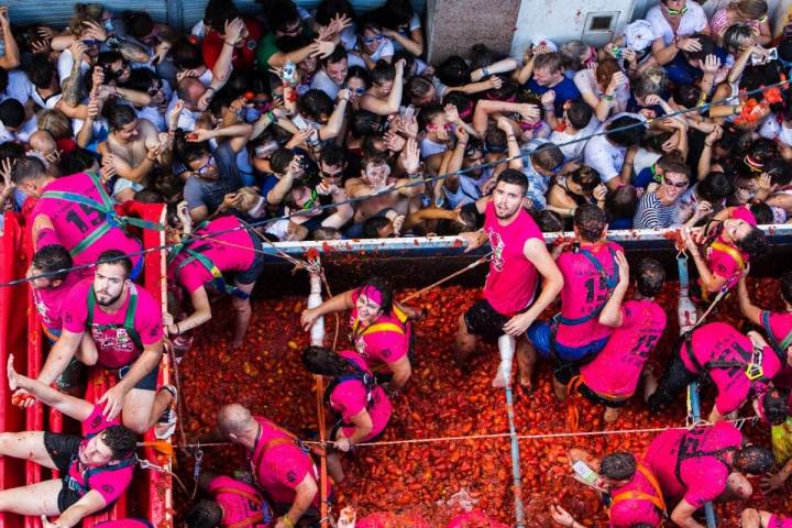 Desde el camión lanzan los tomates a todos los asistentes. El espectáculo está servido.