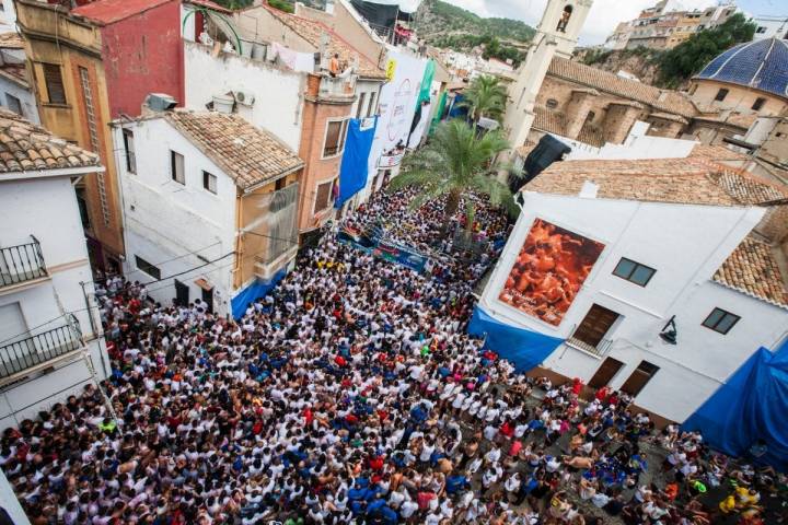 En la plaza de Buñol, esperando a que comience la batalla de tomates.