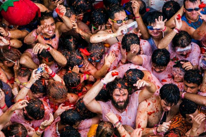 A las 11 de la mañana una carcasa marca el inicio de la batalla de la Tomatina.